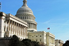 Das Kapitol in Washington D.C. vor blauem Himmel.