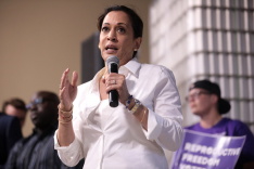 Das Foto zeigt die US-Senatorin Kamala Harris mit einem Mikrofon in der Hand sprechend.