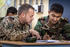 ATAC-Ausbildung - Besprechung zwischen Lehrgangsteilnehmer und den afghanischen Streitkräften