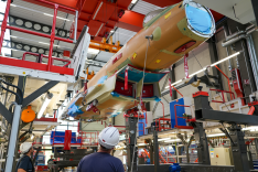 Das Bild zeigt ein Kampfflugzeug vom Typ Eurofighter in der Montage im Airbus-Werk in Manching.