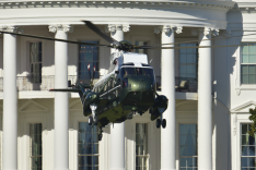 Vor dem Weißen Haus schwebt ein für den Transport des US-Präsidenten genutzter Hubschrauber H-3 Seaking. 