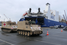 US-amerikanische Militärfahrzeuge fahren von einem zivilen Schiff in Bremerhaven an Land