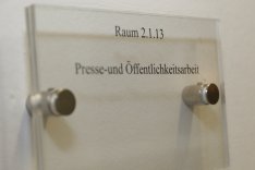 Türschild mit der Aufschrift Presse- und Öffentlichkeitsarbeit