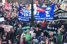 Großaufnahme eines Demonstrationszugs „Freiheit statt Angst“ mit Transparten vor der Berliner Humboldt-Universität im September 2007