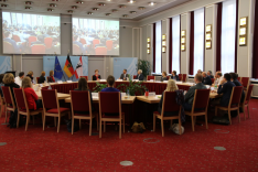 Seminarteilnehmer sitzen im Historischen Saal