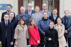 Eine Gruppe junger ukrainischer Führungskräfte steht mit dem BAKS-Präsident a.D. Dr. Hans-Dieter Heumann, dem BAKS-Vizepräsident Thomas Wrießnig und dem Chef des Stabes Oberst Klaus Hahndel vor dem Haus Berlin der BAKS.