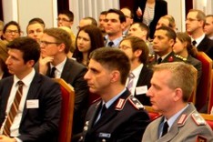 Teilnehmer der Attaché-Ausbildung, des nationalen General- und Admiralstabslehrgang sowie junge Referenten aus dem BMZ bei Diskussion im Historischen Saal der BAKS