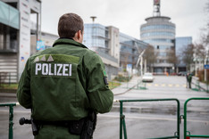 Ein Polizist steht hinter einer Absperrung vor dem Gebäude des SWR in Mainz, 20. Februar 2016