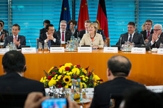 Bundeskanzlerin Angela Merkel und Li Keqiang, Ministerpräsident Chinas (l. daneben), während einer Plenarsitzung der Deutsch-Chinesischen Regierungskonsultationen im Internationalen Saal des Bundeskanzleramtes