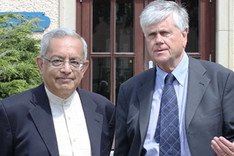 Botschafter Dr. Hans-Dieter Heumann, rechts im Bild, begrüßt Botschafter a.D. Dr. Bhaskar Balakrishnan, links.