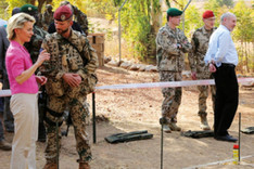 Verteidigungsministerin Ursula von der Leyen im Gespräch mit einem deutschen Soldaten des Einsatzkontingents Mali.