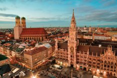 Skyline von München: im Vordergrund der Rathausplatz und das Neue Rathaus, im Hintergrund die Frauenkirche