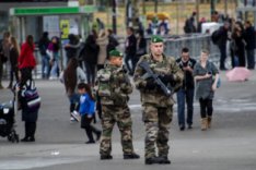 Bewaffnete Soldaten auf einer Straße in Paris, November 2015