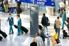 Geschäftsreisende an einem Flughafen