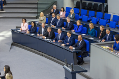 Die Ministerinnen und Minister der Bundesregierung aus CDU, CSU und SPD sitzen am 6. Mai 2025 auf ihren Plätzen im Plenarsaal des Deutschen Bundestages.