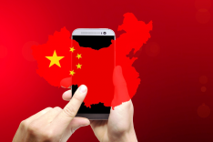 Smartphone vor chinesischer Landkarte und rotem Hintergrund