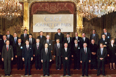 Staatsoberhäupter der teilnehmenden Mitgliedsstaaten der damaligen KSZE in einem Gruppenfoto beim Gipfel in Paris, Palais de l’Elysée, 19. November 1990 