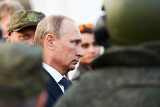 Russlands Präsident Wladimir Putin im Profil umgeben von Soldaten in Tarnuniform, September 2015