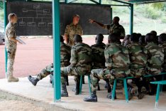 Deutsche Pionierausbilder der EUTM Mali weisen malische Soldaten in ihre zukünftigen Aufgaben ein.