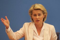 Porträtaufnahme von Bundesministerin der Verteidigung Dr. Ursula von der Leyen