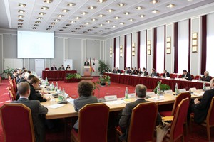Ansicht eines großen Saals mit großen Tischkreis
