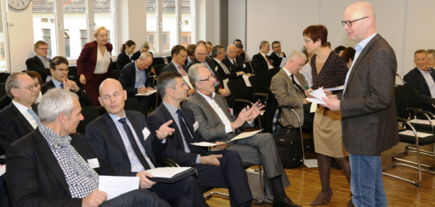 Alumni der BAKS diskutieren im Plenum.