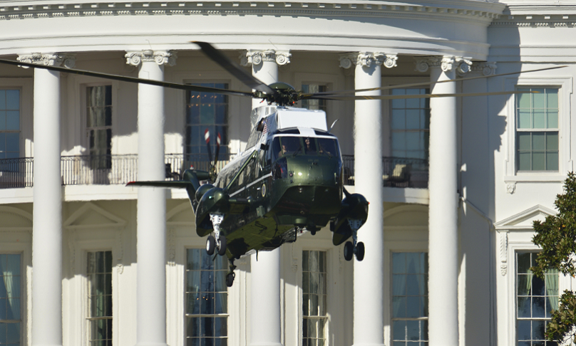 Vor dem Weißen Haus schwebt ein für den Transport des US-Präsidenten genutzter Hubschrauber H-3 Seaking. 