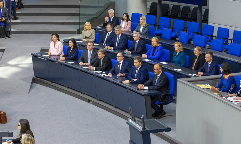 Die Ministerinnen und Minister der Bundesregierung aus CDU, CSU und SPD sitzen am 6. Mai 2025 auf ihren Plätzen im Plenarsaal des Deutschen Bundestages.